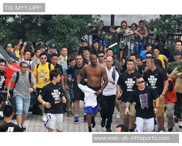 切尔西球迷高呼阿布名字举起BlueCoOut旗帜表达不满情绪